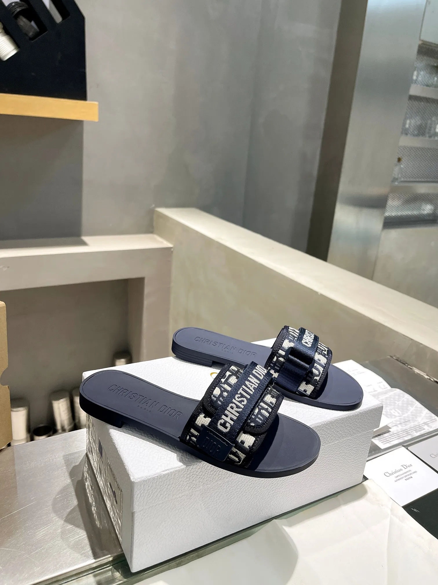 👟👟Ex-factory price 360👟👟 Dior 2024 latest series of Velcro buckle sandals and slippers, new colors! Perfect reproduction of the original version. The most popular color matching fabrics. Super layered. Original high-end molded T👟👟 ex-factory price U outsole (not ordinary rubber) is very comfortable and easy to walk. The upper materials are all original customized, 3D electric embroidery three-dimensional cloth surface. Very versatile. A must-have for lazy people in summer, sizes 35-39 (40 41 42 customized)